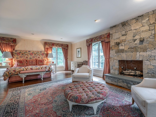 living area with wood finished floors and crown molding