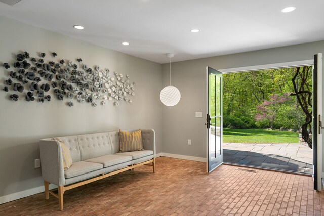 1580 Ponus Rdg, New Canaan, CT 06840 - living area featuring baseboards, recessed lighting, and brick patterned floors