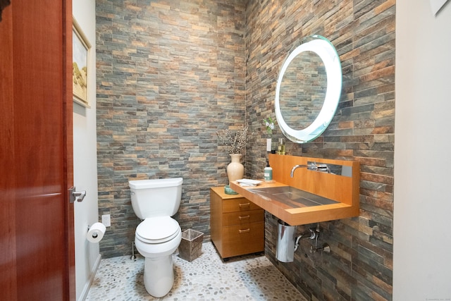 88 Green Ln, Ridgefield, CT 06877 - half bathroom featuring toilet and a sink