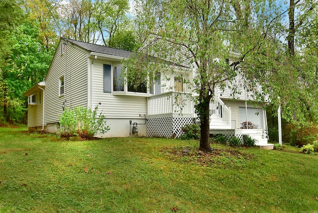 view of front of home featuring a front yard