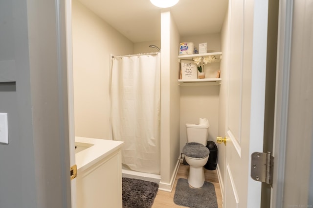 full bath with toilet, wood finished floors, vanity, a shower with shower curtain, and baseboards
