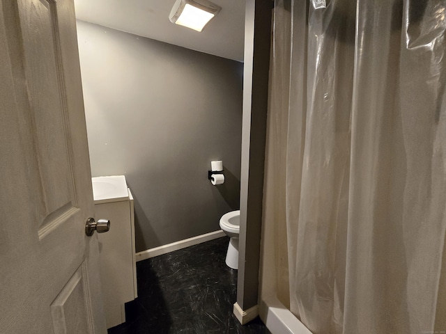 full bathroom with curtained shower, vanity, toilet, and baseboards