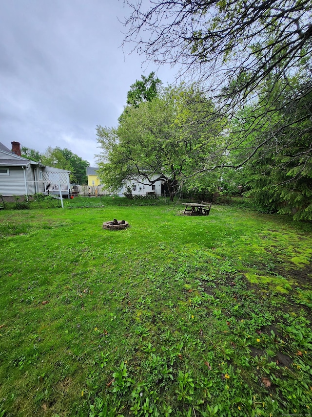 view of yard featuring a fire pit