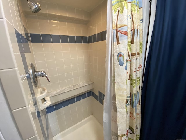 bathroom featuring tiled shower