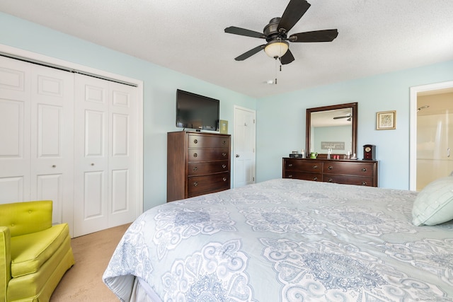 bedroom featuring ceiling fan, a textured ceiling, carpet floors, and a closet