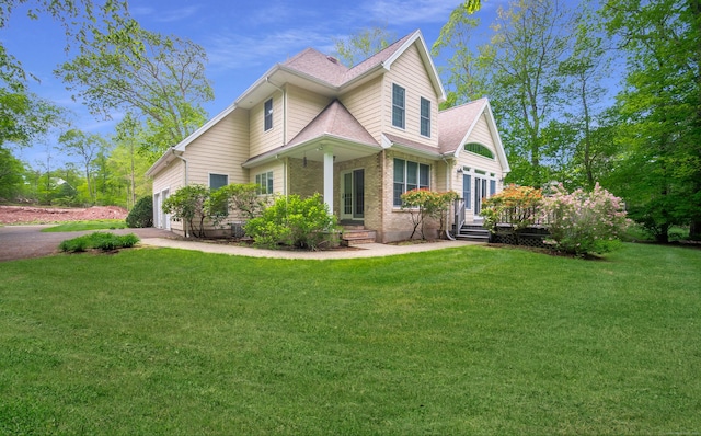 42 N Woods Rd, Hamden, CT 06518 - view of front of property featuring a front lawn and a shingled roof