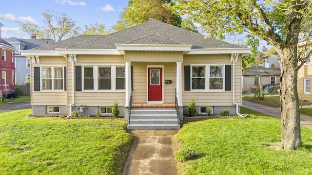 181 Westbourne Pkwy, Hartford, CT 06112 - bungalow-style home featuring a shingled roof and a front lawn