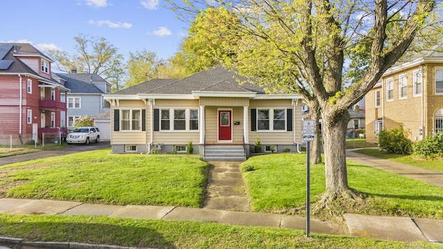 181 Westbourne Pkwy, Hartford, CT 06112 - bungalow featuring a front lawn and a residential view