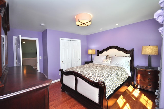bedroom with a closet, recessed lighting, baseboards, and wood finished floors