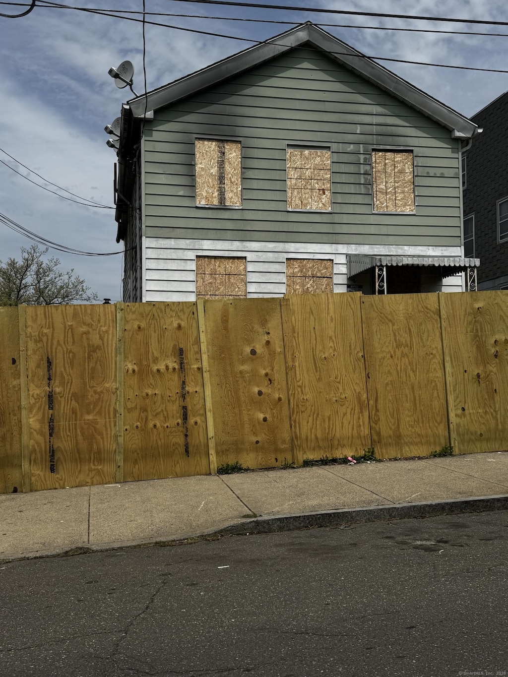 85 Pierpont St, New Haven, CT 06513 - view of property exterior featuring a gate