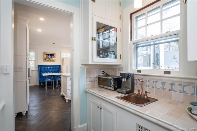 262 Kenyon St, Hartford, CT 06105 - bar area with a sink, decorative backsplash, baseboards, and recessed lighting