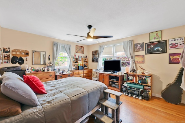 bedroom featuring light wood-style flooring and a ceiling fan