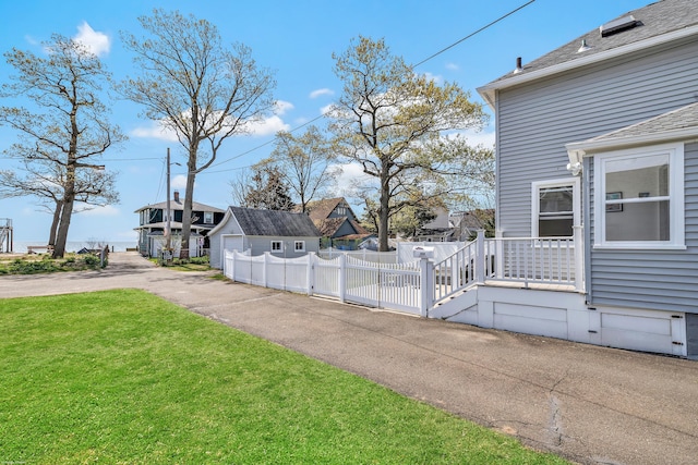 view of yard featuring a detached garage