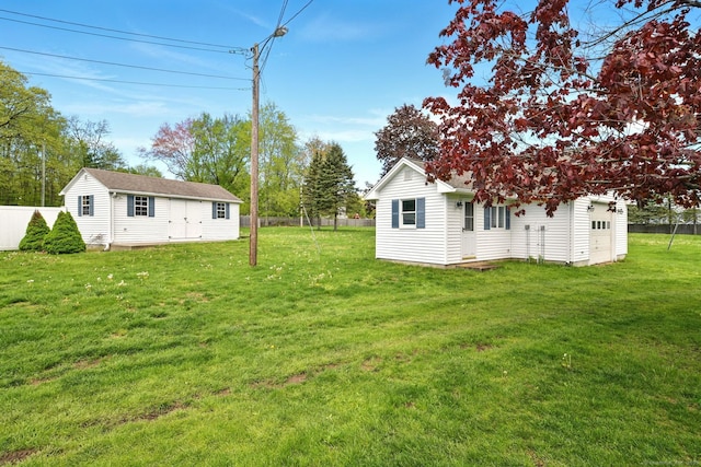 view of yard featuring an outbuilding