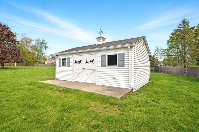 view of outdoor structure with an outbuilding
