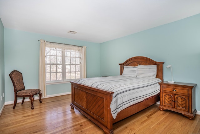 7 Brighton Ln, Simsbury, CT 06070 - bedroom featuring light wood-type flooring, visible vents, and baseboards