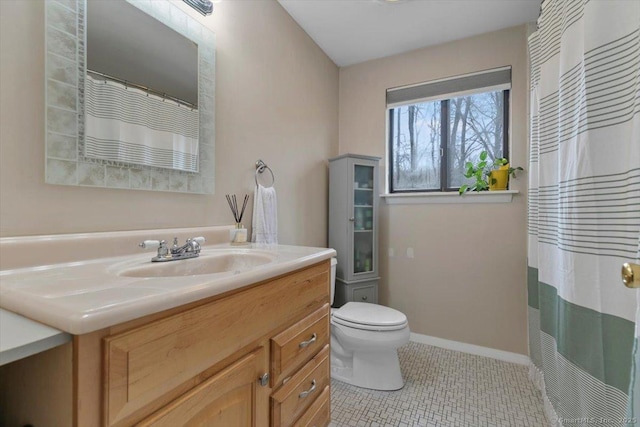 44 Mohawk Trl Unit 44, Guilford, CT 06437 - full bath featuring toilet, baseboards, a shower with shower curtain, tile patterned floors, and vanity