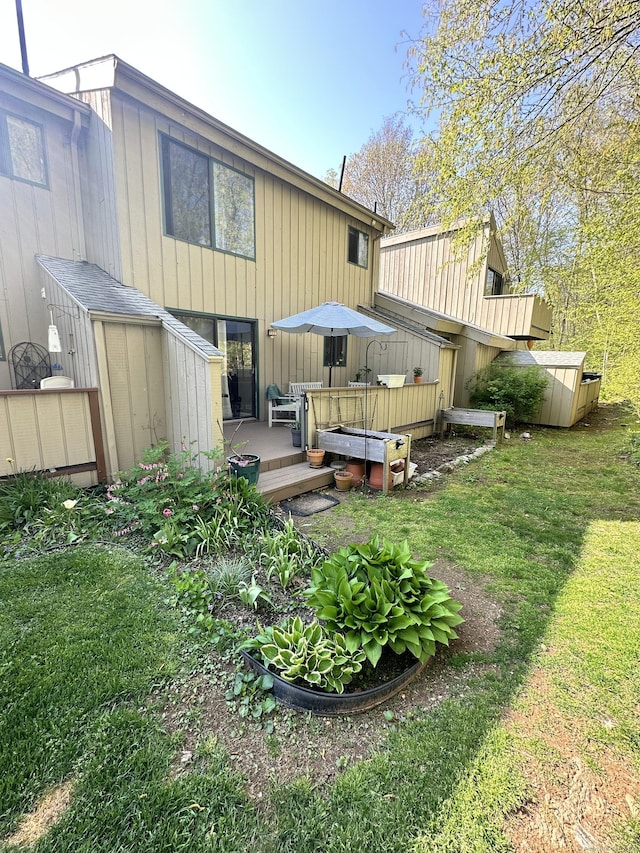 44 Mohawk Trl Unit 44, Guilford, CT 06437 - rear view of property featuring a wooden deck and a lawn