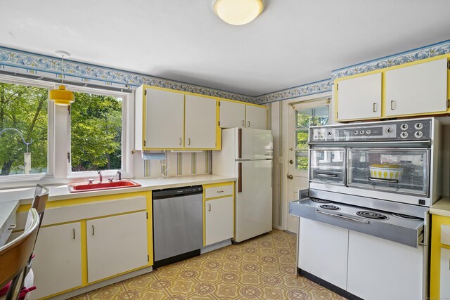 37 Shawnee Rd, Trumbull, CT 06611 - kitchen featuring stainless steel appliances, a sink, light countertops, light floors, and a warming drawer