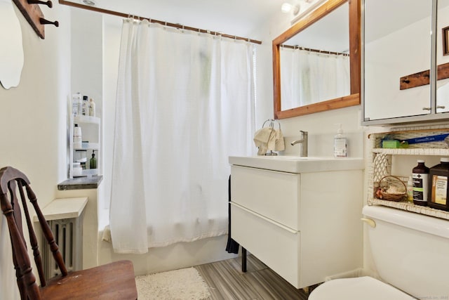 full bath with shower / tub combo with curtain, vanity, and toilet