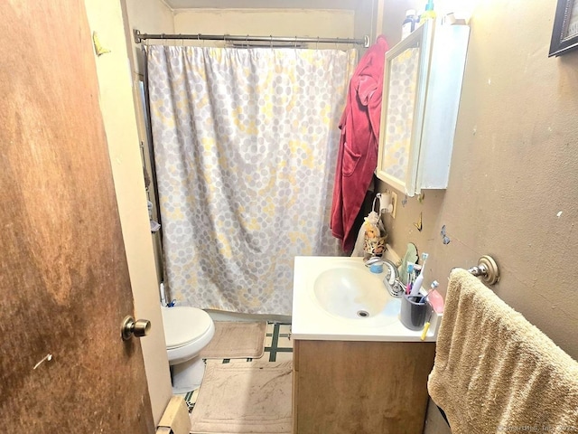 43 Westerly St, New Britain, CT 06053 - full bathroom featuring vanity, curtained shower, and toilet