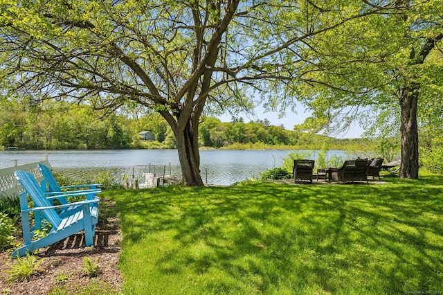 view of grassy yard featuring a water view