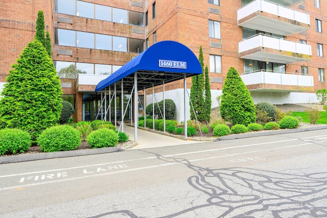 view of apartment building / complex