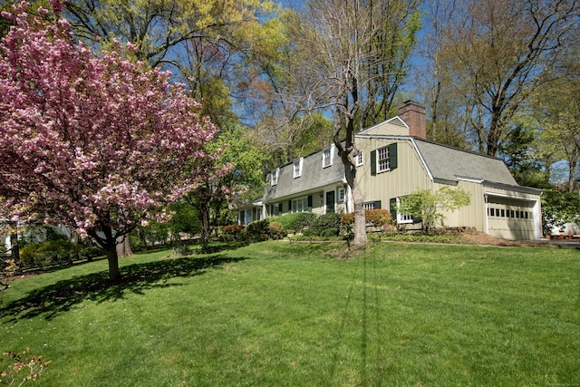 view of grassy yard featuring a garage