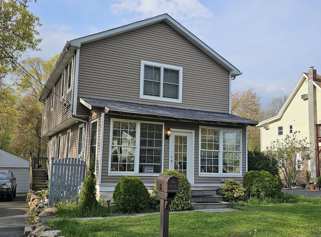 view of front facade featuring a front yard