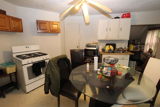 dining room with a ceiling fan