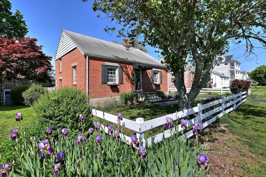 172 Alden St, Fairfield, CT 06824 - photo 1