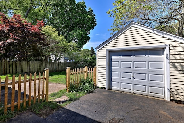 172 Alden St, Fairfield, CT 06824 - detached garage with asphalt driveway