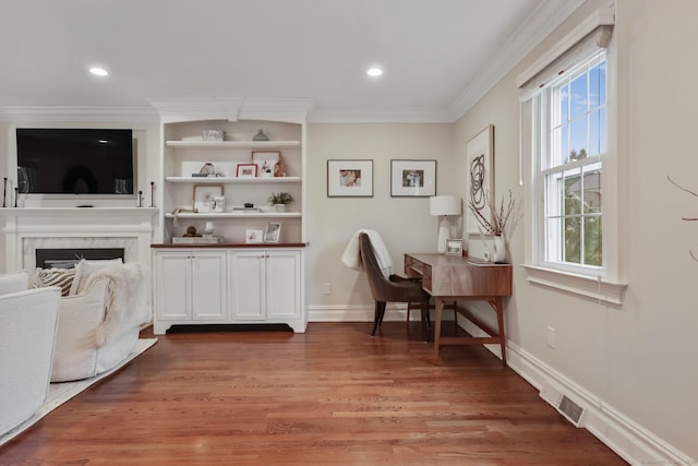 123 Richmond Hill Rd Unit 20, New Canaan, CT 06840 - living area featuring ornamental molding, plenty of natural light, light wood-style floors, a premium fireplace, and baseboards