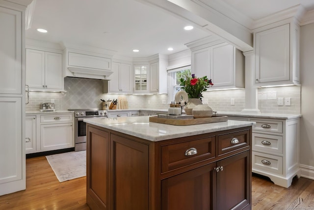 123 Richmond Hill Rd Unit 20, New Canaan, CT 06840 - kitchen featuring electric stove, white cabinets, light wood-type flooring, decorative backsplash, and recessed lighting