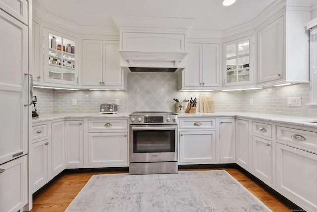 123 Richmond Hill Rd Unit 20, New Canaan, CT 06840 - kitchen with stainless steel electric stove, white cabinetry, decorative backsplash, and wood finished floors