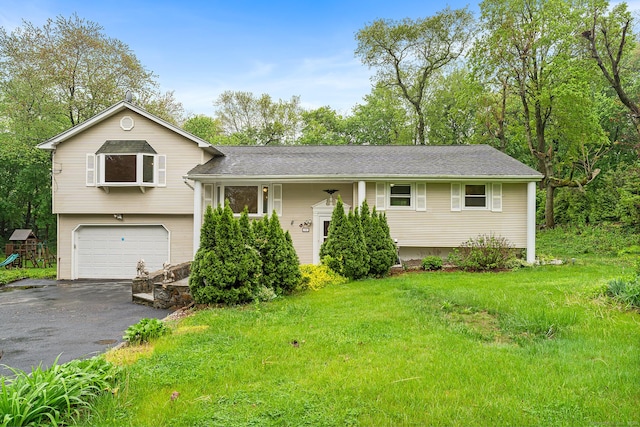 view of front facade featuring driveway, a garage, and a front yard