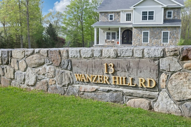 community sign with a yard