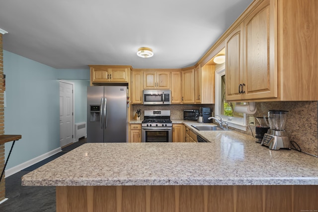 kitchen featuring stainless steel appliances, light countertops, baseboards, and backsplash