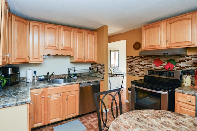 61 Kenyon Cir, New Britain, CT 06053 - kitchen featuring under cabinet range hood, backsplash, stainless steel appliances, and a sink