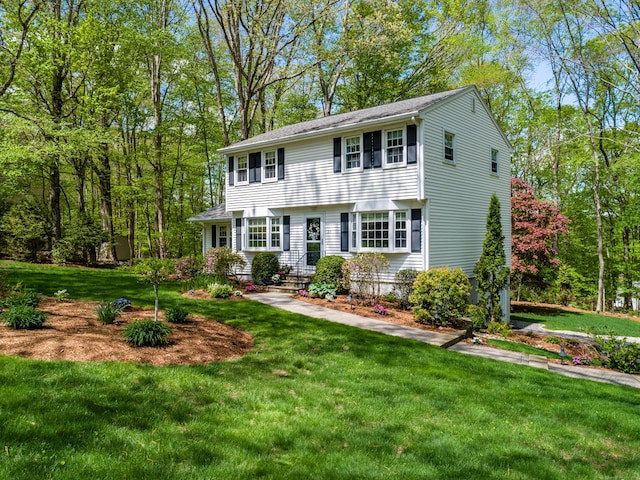 view of front of home featuring a front yard