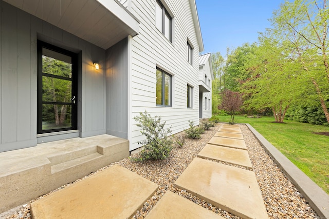 view of side of property featuring a lawn