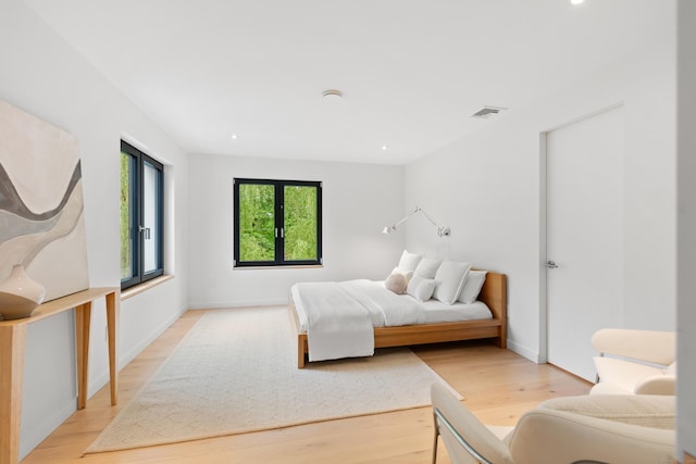 bedroom featuring light wood-style flooring, baseboards, and recessed lighting