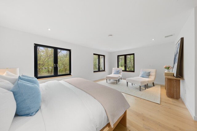 bedroom featuring light wood-style floors, baseboards, and recessed lighting