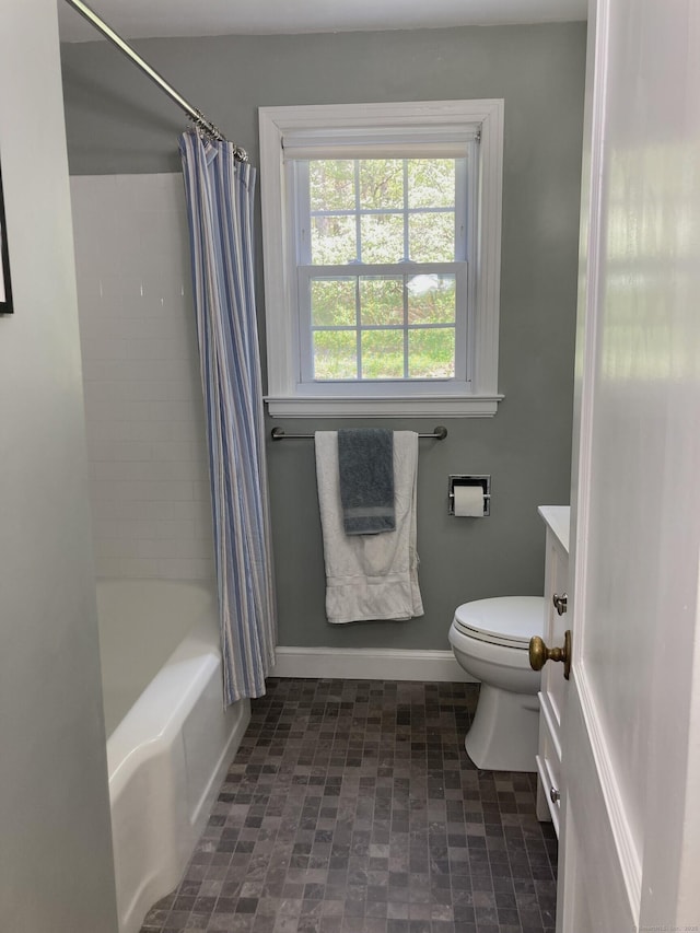 59 Overlook Dr, Manchester, CT 06042 - full bathroom with toilet, baseboards, vanity, and shower / tub combo with curtain