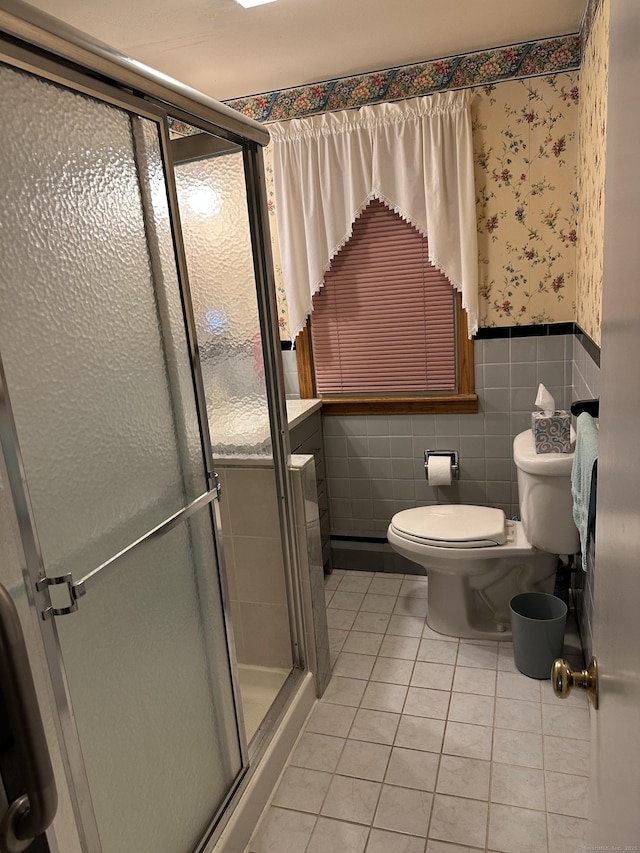 119 Chambers St, Manchester, CT 06042 - full bath featuring tile patterned flooring, a wainscoted wall, wallpapered walls, a shower stall, and toilet