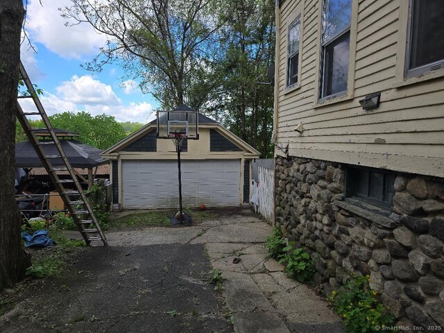 215 Lincoln St, Waterbury, CT 06710 - detached garage featuring fence