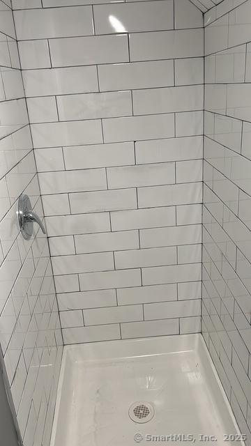 215 Lincoln St, Waterbury, CT 06710 - bathroom featuring a tile shower