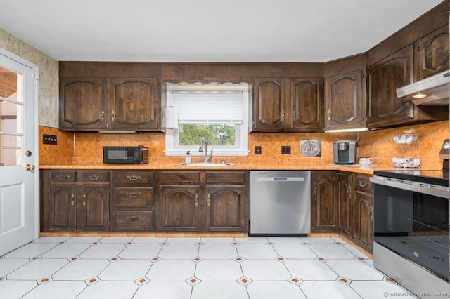 995 Maple St, Wethersfield, CT 06109 - kitchen featuring stainless steel appliances, a sink, light flooring, under cabinet range hood, and light countertops