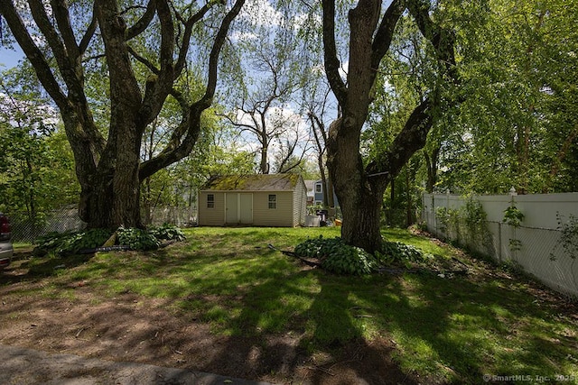 view of yard featuring an outbuilding