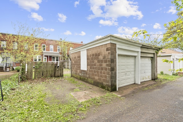 669 Third Ave, West Haven, CT 06516 - detached garage with fence